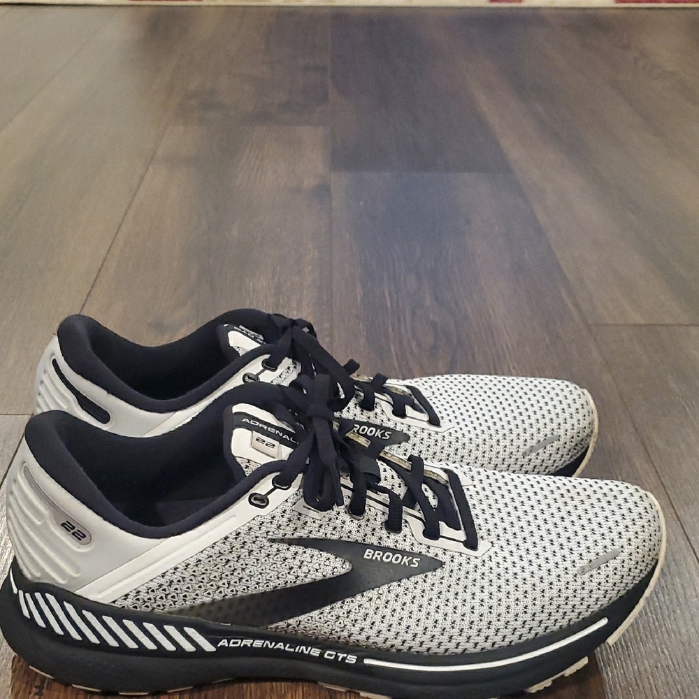 Mens Brooks Adrenaline 22 GTS Running Shoes - Black and White Sz 10.5D